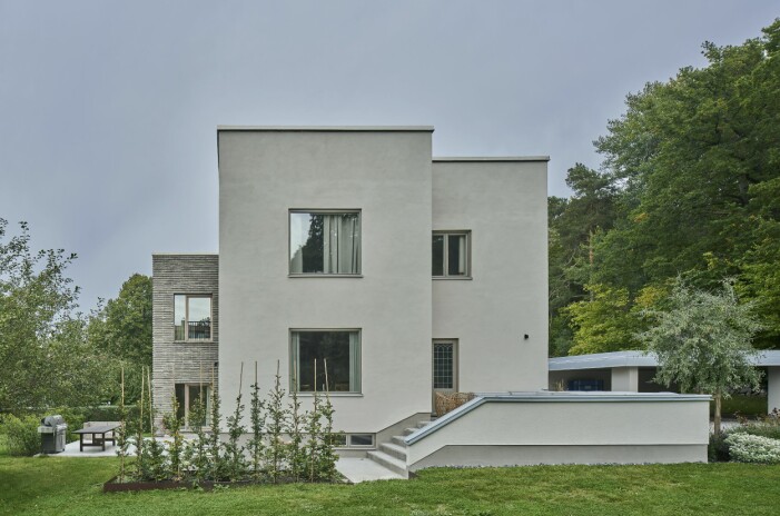 Huset sett från söder. Funkiskuben är ren och avskalad, precis som 30-talets arkitekturideal dikterade. Men nästan allt visar sig vara nybyggt; där det i dag finns två tilltagna fönster fanns tidigare både burspråk och balkong. Bara den högra delen är relativt oförändrad. Funkisvilla sett från söder.