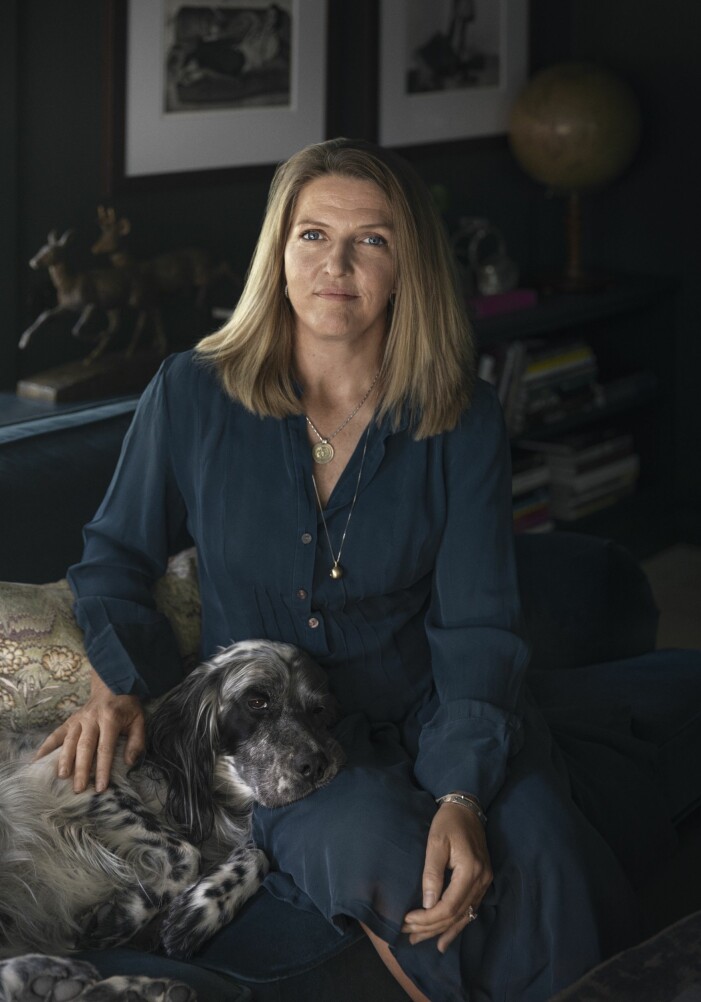 Ellen-K med den engelska settern Ailo. I bakgrunden fotografier av Roger Ballen. Galleristen Ellen-K Willas