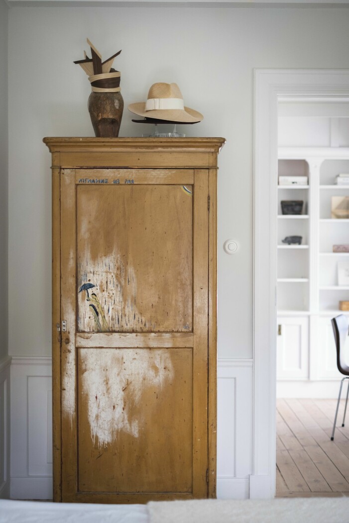 I Antonias och Nicholas sovrum står en garderob som hittades i Antonias mammas butik. Att driva eget går i familjen, hela tre generationer av familjens kvinnor har gjort det. Gammal garderob.