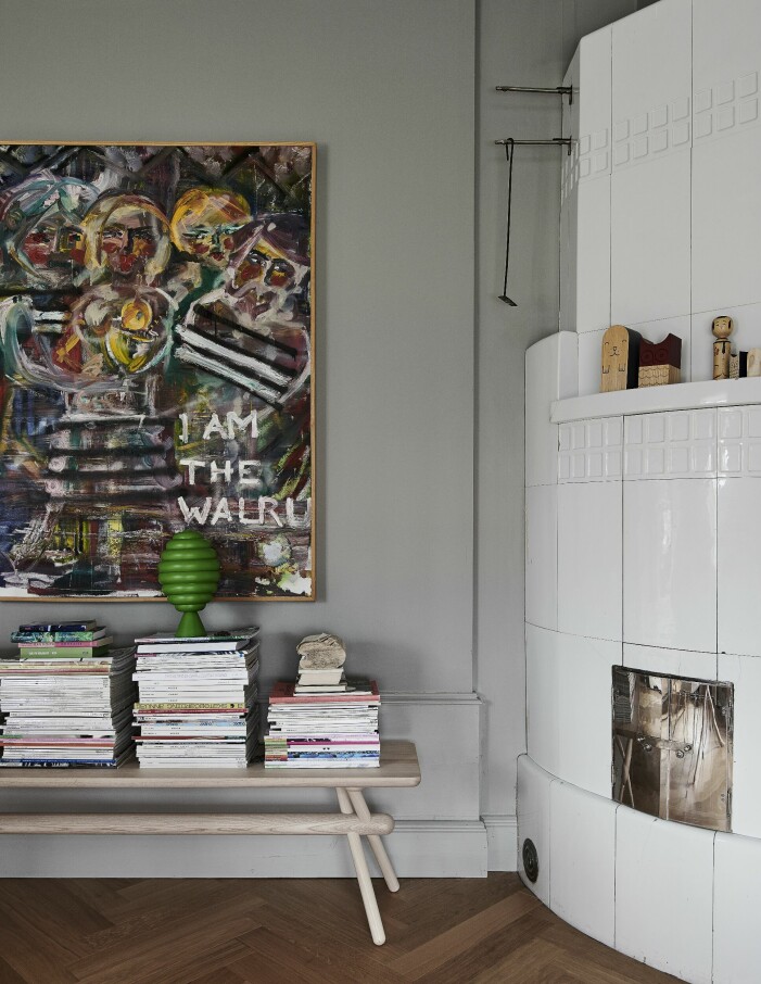 Gammal kakelugn i original. Målningen har Marianna och Lasse gjort tillsammans med vänner. Grön urna Beebee, design Hanna Anonen. Gammal kakelugn i orginal.