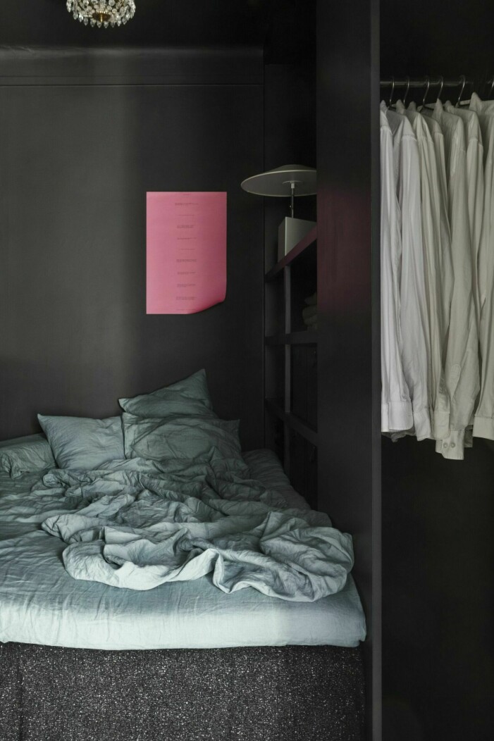 Foto: Mikael Lundblad. Stylist: Jessica Lagermnn. Syns i: <a target="_blank" href="https://www.residencemagazine.se/hemma-hos/designerns-minietta-i-stockholm-funktion-och-dynamik/8082115">"Designerns minietta i Stockholm – funktion och dynamik"</a>. Garderob i litet sovrum