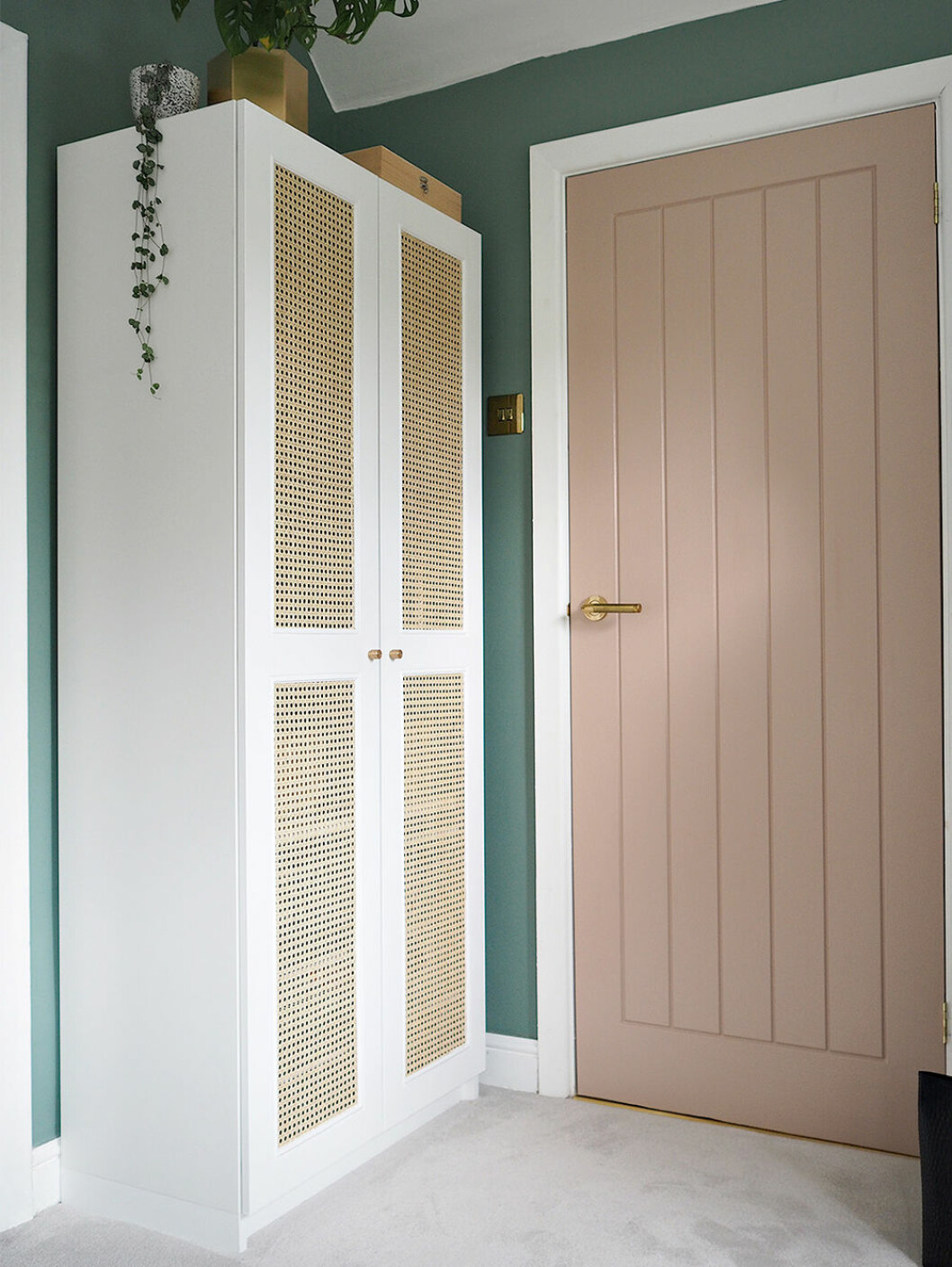 Ge garderoben ett snyggt lyft med det här smarta DIY-projektet med rotting! Foto: <a href="http://www.lustliving.co.uk/rattan-cane-ikea-wardrobe-diy-hack-for-under-170/" target="_blank" rel="noopener">Lustliving</a> Garderob med dörrar med rottingväv gjorda av Lustliving