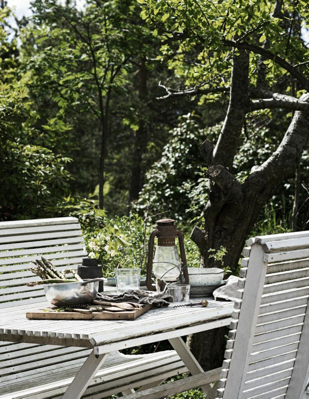 Skärbräda av Andrea Brugi, 1 600:-, Lotta Agaton shop. Glas ur serien Balja, Carina Seth Andersson, 2-pack, 605:-, Skruf glasbruk. Svart keramikvas, Emelie Thornadtsson, pris vid förfrågan. Linneservett, set om 4, 399:-, Himla. Assiett, 89:-, House doctor. Skål, 255:-, House doctor. Fat med beige insida, 89:-, Habitat. Tallrik, 105:-, House doctor. Fat underst, 69:-. Habitat. Blandade köksredskap, À la carte antik. gasens lada utemobler
