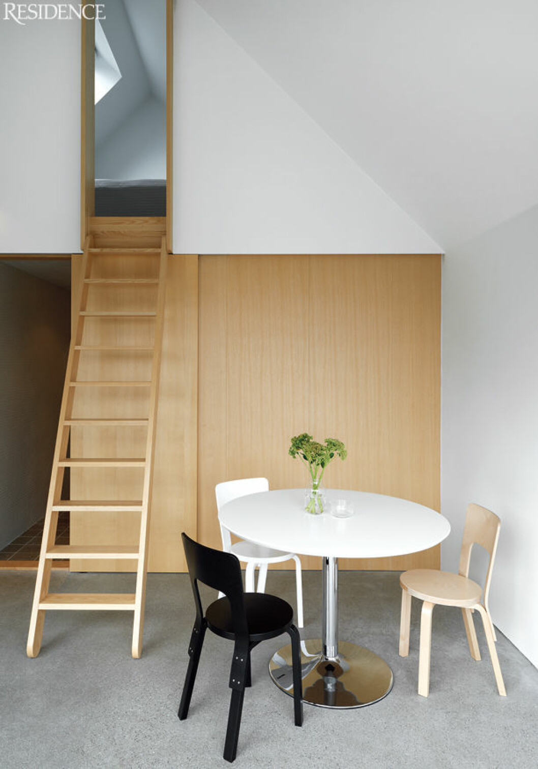 Gäststugan, en övning i compact living. En enkel trappa leder upp till sovloftet.