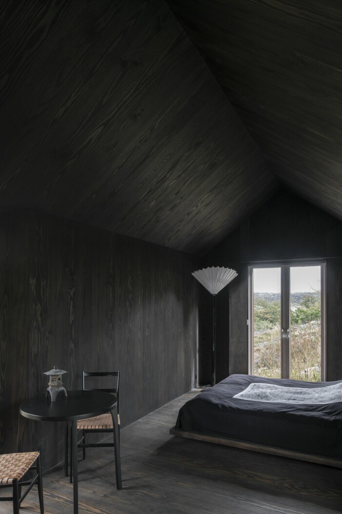 I skomakarns lilla hus finns nu en gästsvit med ett litet kök, allt helt i svart, inspirerad av Gerts Japan-resor. Sängöverkast och lampa av Karin. Gästsvit hemma hos Gert och Karin Wingårdh på Äggdal