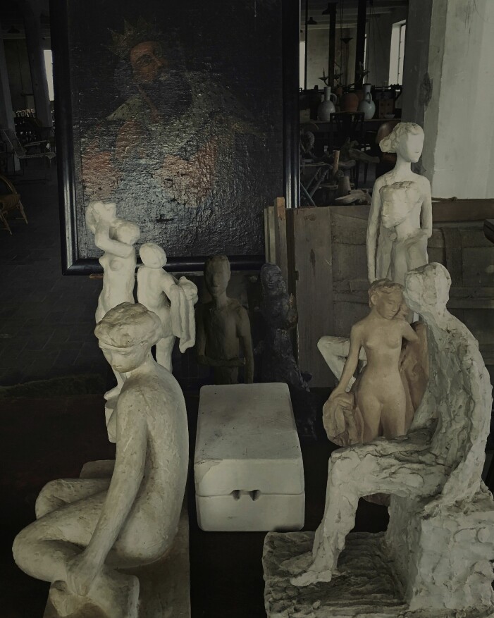 En samling gipsfigurer av svenska konstnärer. I bakgrunden en nidbild på Gustav Vasa. Samling Gipsfigurer och en nidbild på Gustav Vasa.