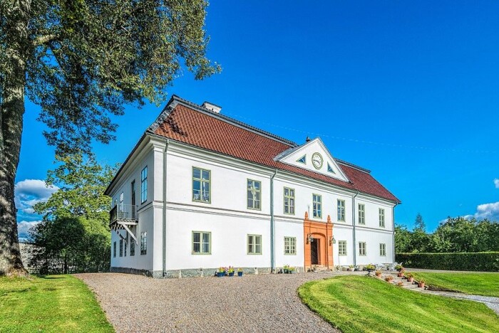 Mangårdsbyggnaden är från 1650-talet och har en boyta på ca 600 kvm. Herrgården Glasberga säteri till salu