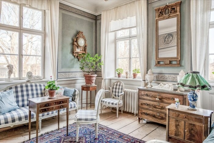 Inrett som en klassisk svensk herrgård med stilmarkörer från 1700-talet och framåt. Salong i Glasberga säteri som är till salu