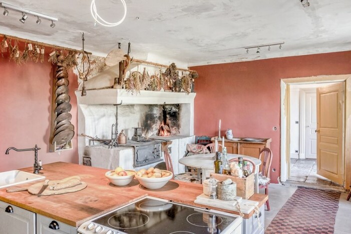 Ett fantastiskt lantkök som får oss att känna oss som i ett avsnitt av Downton Abbey. Kök med öppen spis Glasberga säteri som är till salu