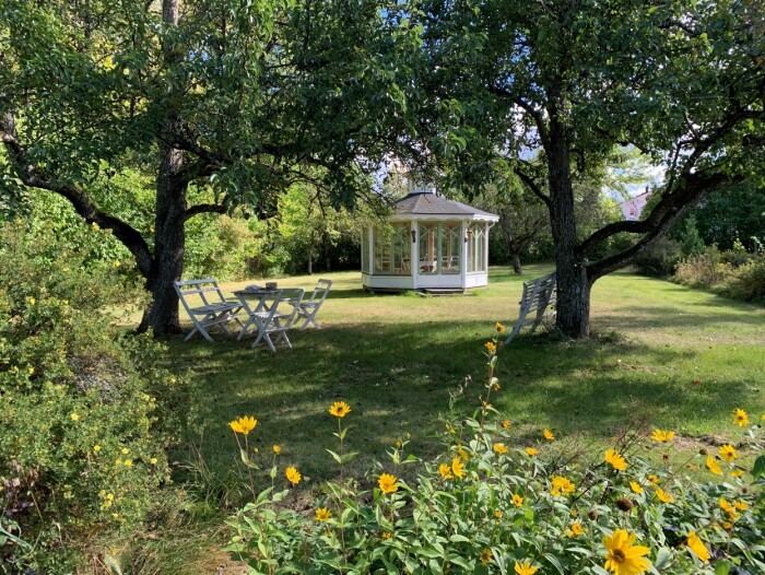 Det varmbonade lusthuset i den parkliknande trädgården drar blickarna åt sig. Lusthuset i trädgården vid Glasberga säteri