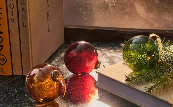 Vackra glaskulor i färg från Zara Home. Foto: Zara Home julgranskulor i glas från zara home