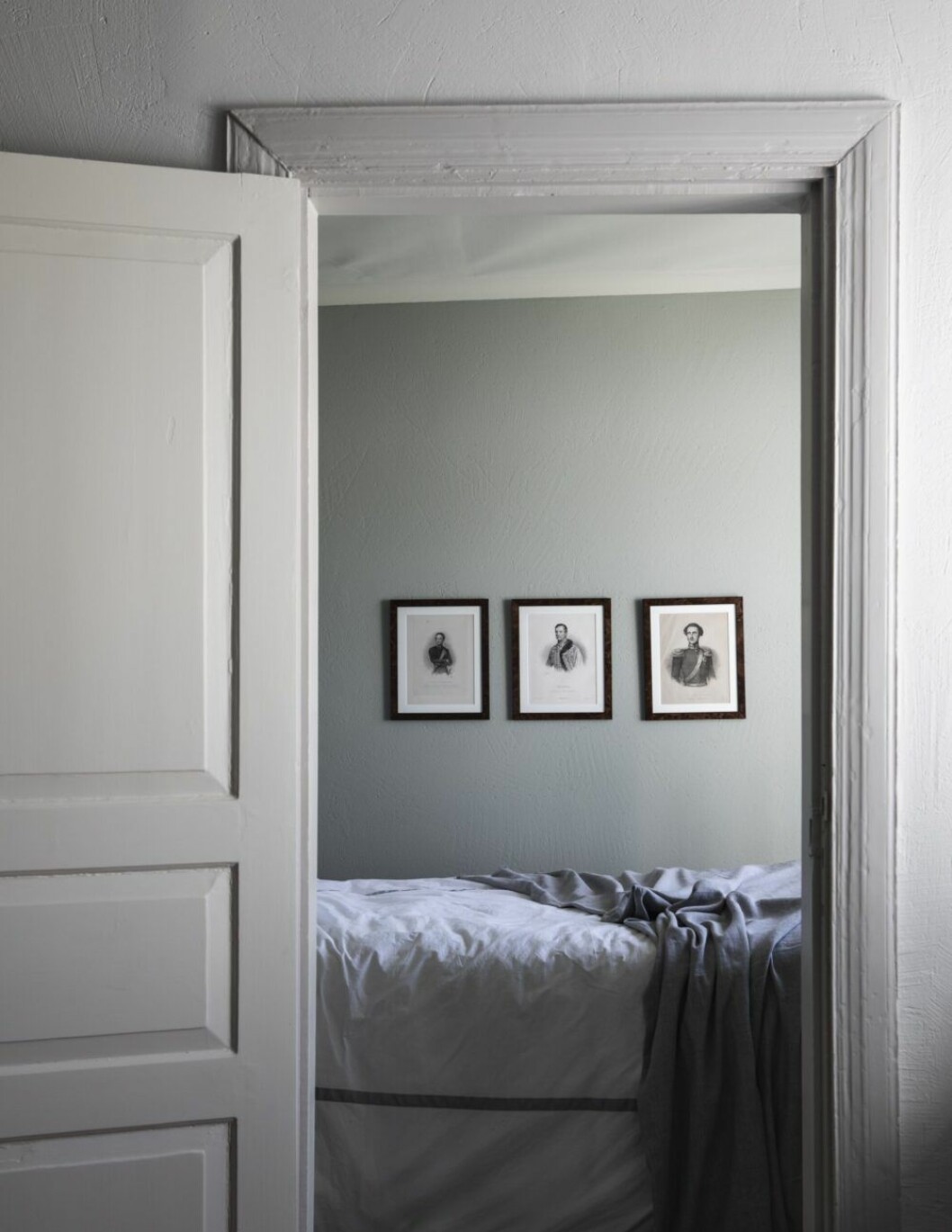 Sovrummet är målat i grågrön färg från Farrow & Ball och inrett med en järnsäng som Malins pappa köpte 1969 på en loppmarknad i Notting Hill för 6 pund. »Han körde hem den på taket på sin lilla Volkswagen och sedan dess har den stått i familjens sommarhus, men nu har jag fått ta över den.« Tavlorna är Blocketfynd som fått nya ramar på Ronströms ramar i Visby.