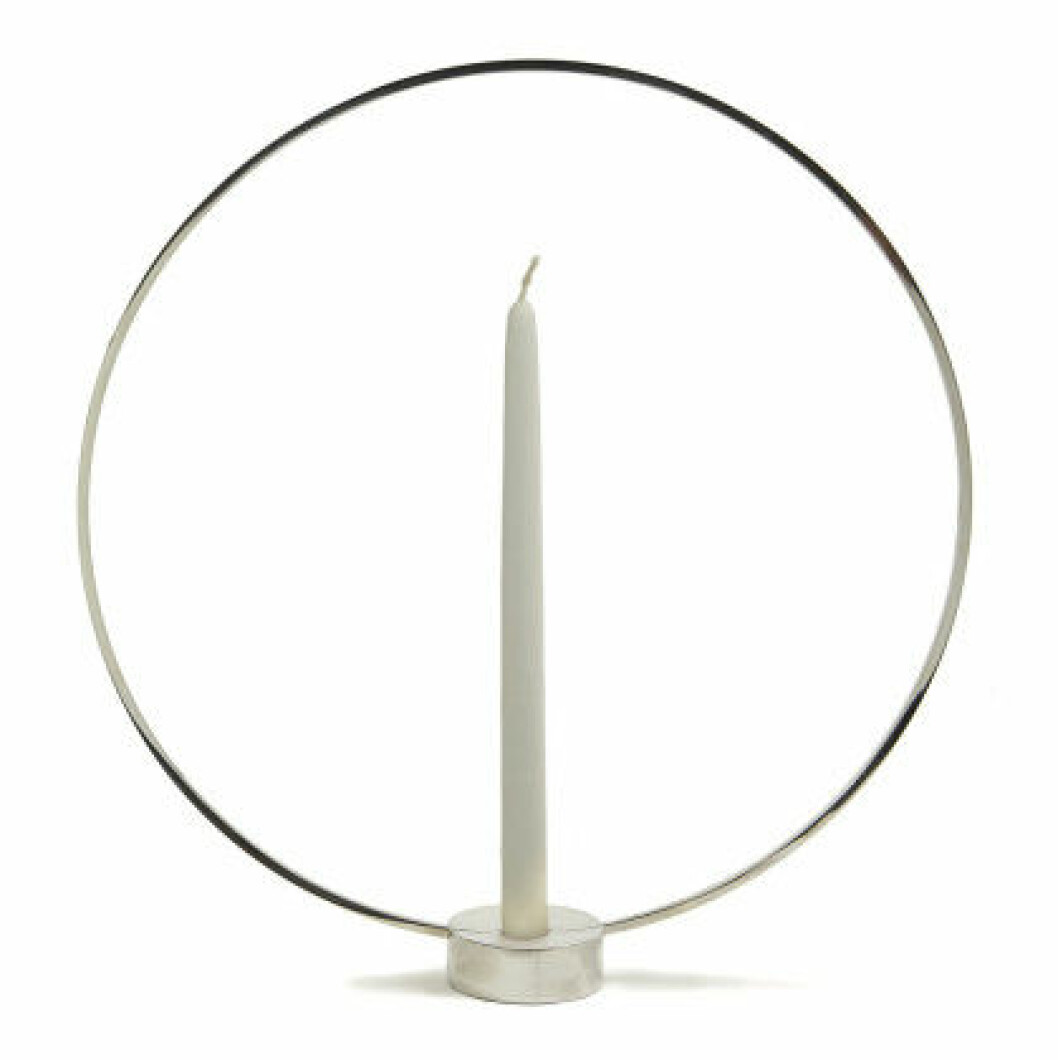 Ljusstaken Gloria lanserades förra året i mässing. Nu lanseras den i handhamrat silver.<br>Pris: Liten 1 200 :-, Stor 1 500 :- Design: Broberg & Ridderstråle Ljusstaken Gloria lanserades förra året i mässing. Nu lanseras den i handhamrat silver. Pris: Liten 1 200 kr Stor 1 500 kr Foto: Tom Martinesen