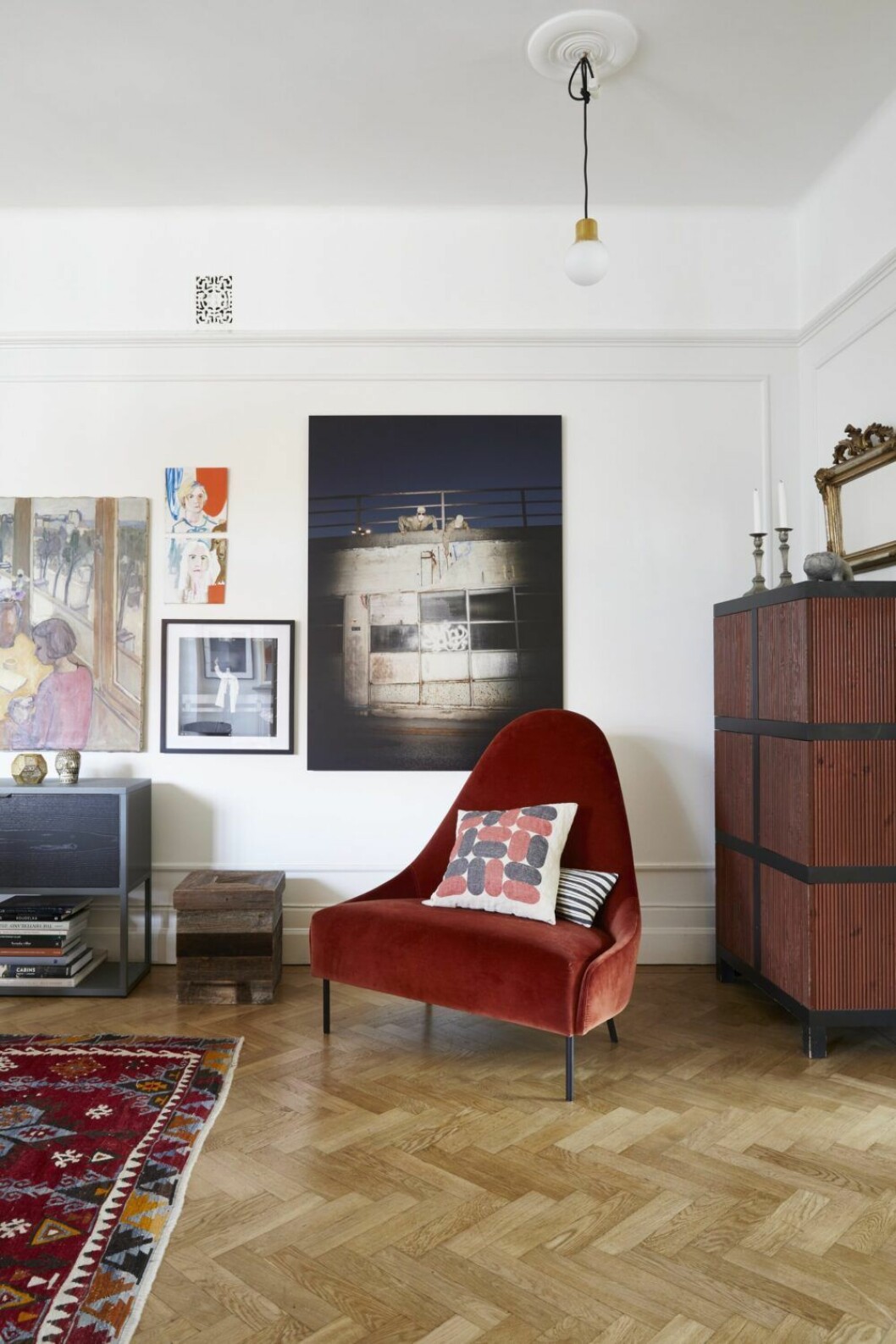 I ett hörn av vardagsrummet står fåtöljen Napoleon, design Anki Gneib/Adea, fotokonst av Deadline art collective, skåpet Hambo, design Anki Gneib för Fogia.