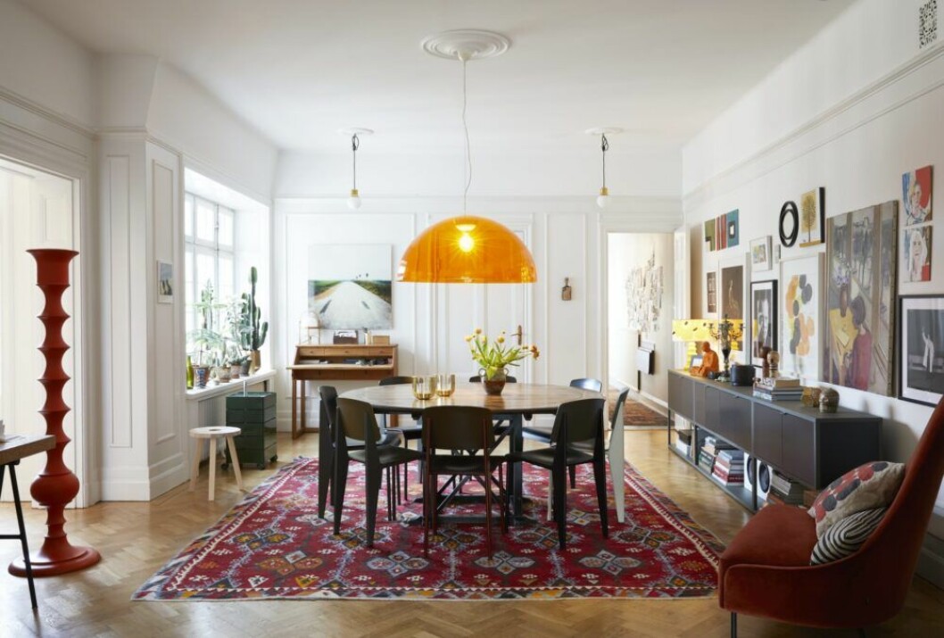 Runt matbordet stolar Standard, Jean Prouvé för Vitra. Lilla snåland, pall, design Marie-Louise Hellgren, Stolab, fotokonst på bortre väggen av Kristian Pohl, förvaring New order, design Stefan Diez, Hay.