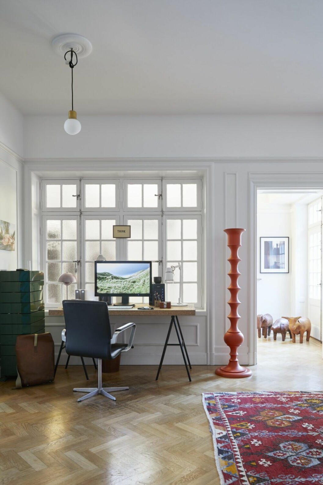 Holy, svarvad träljusstake, Anki Gneib, arbetsbord Sinnerlig av Ilse Crawford för Ikea, stol Oxford, Arne Jacobsen/Fritz Hansen.