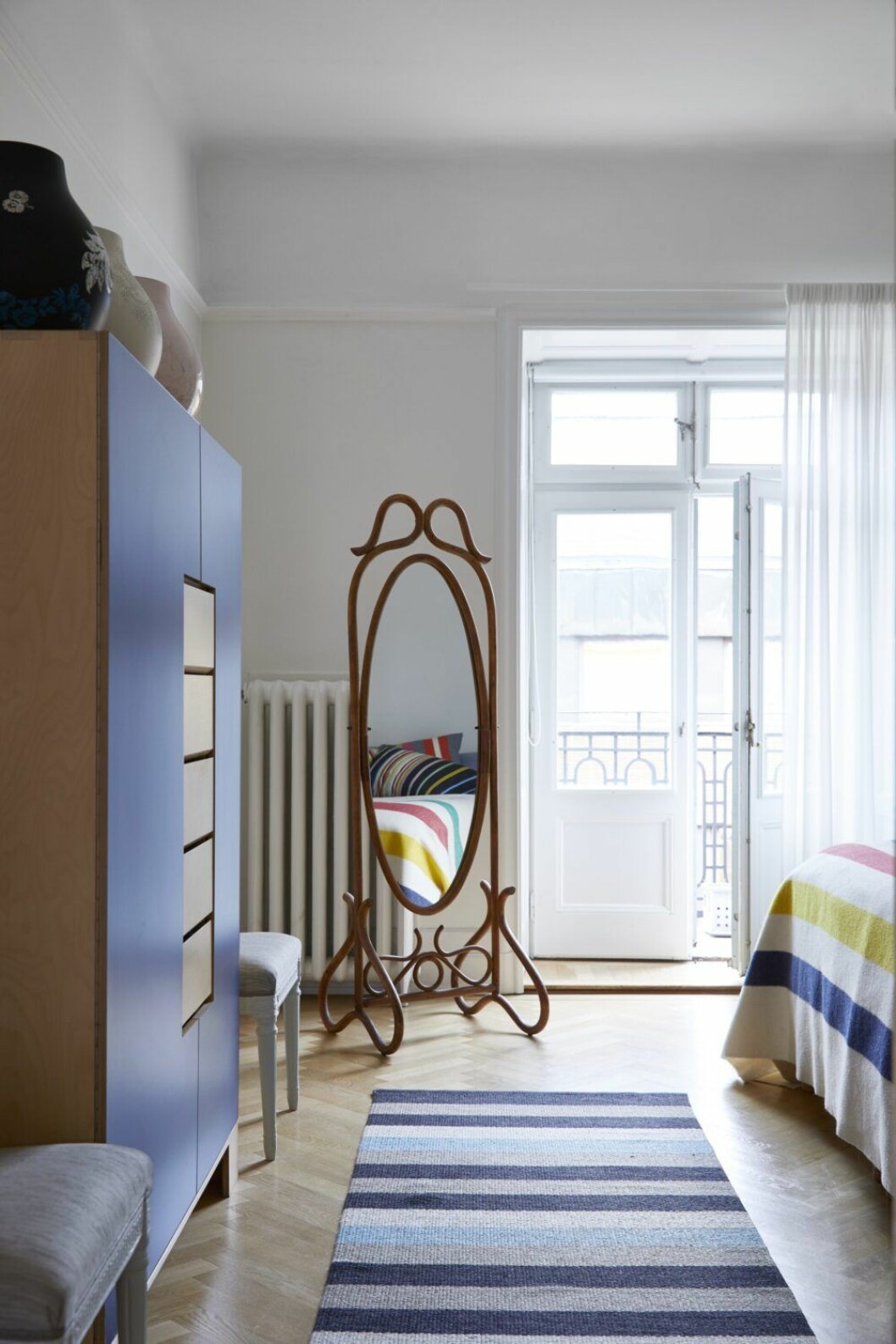 <br>Golvspegel, Thonet, auktionsfynd, förvaring Brutus är Anki Gneibs examensjobb från Konstfack, vaser<br>ovanpå av Hella Jongerius för Ikea.