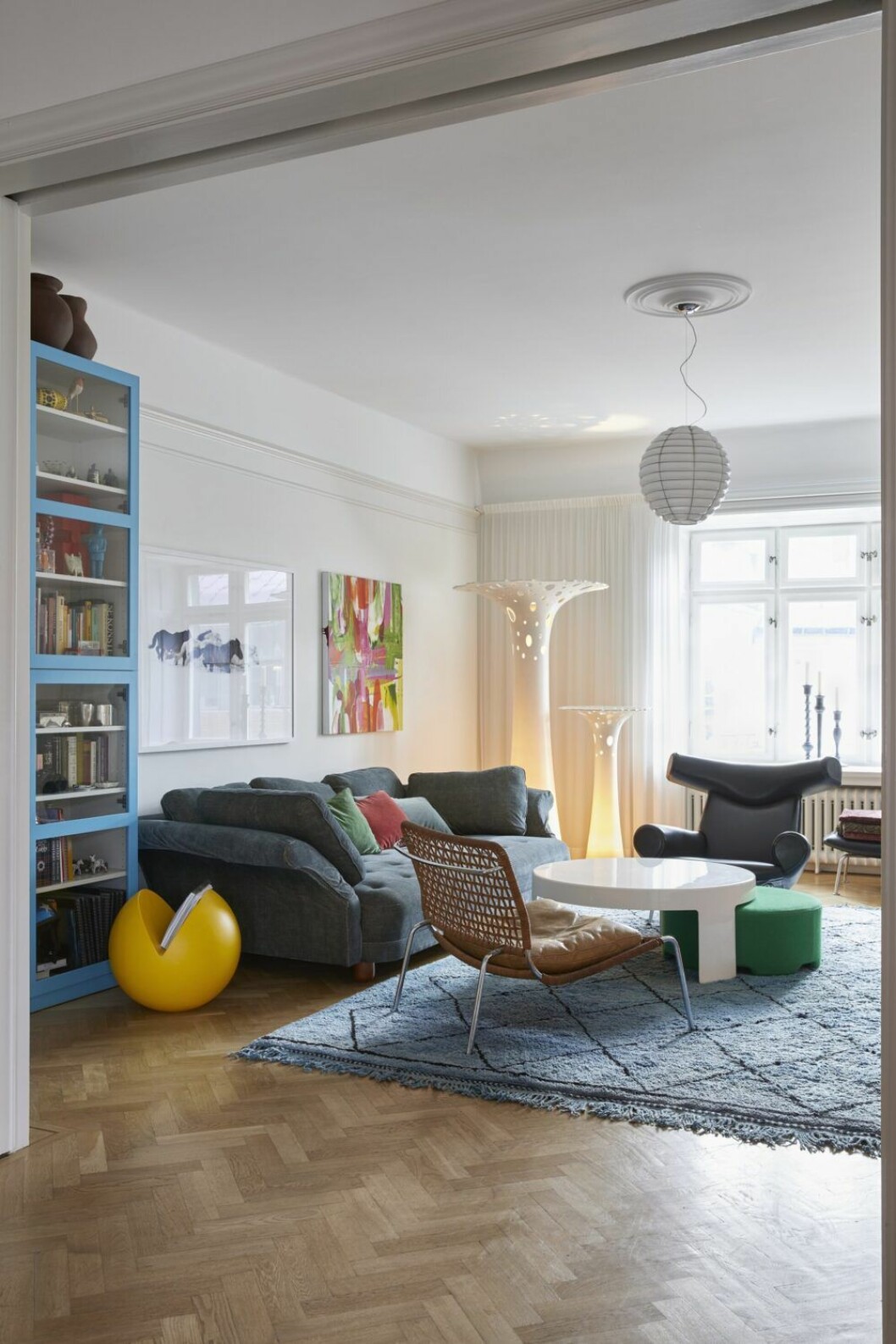 Ikoniska Ox chair, fåtölj och fotpall, Hans J. Wegner, Erik Jørgensen. Ljusskulpturer Reef, Ankis egen produktion.