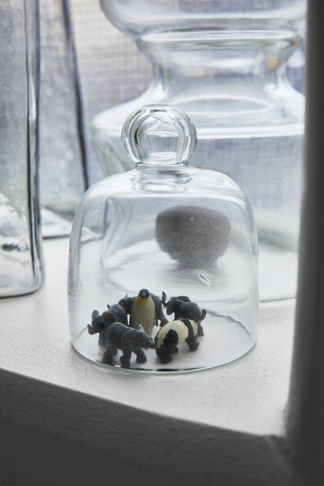 Så långt ifrån gravallvarligt och pretentiöst som man kan tänka sig. Snarare är det ordet lekfullt som dyker upp när vi hälsar på hos designern Anki Gneib och fotografen Kristian Pohl.