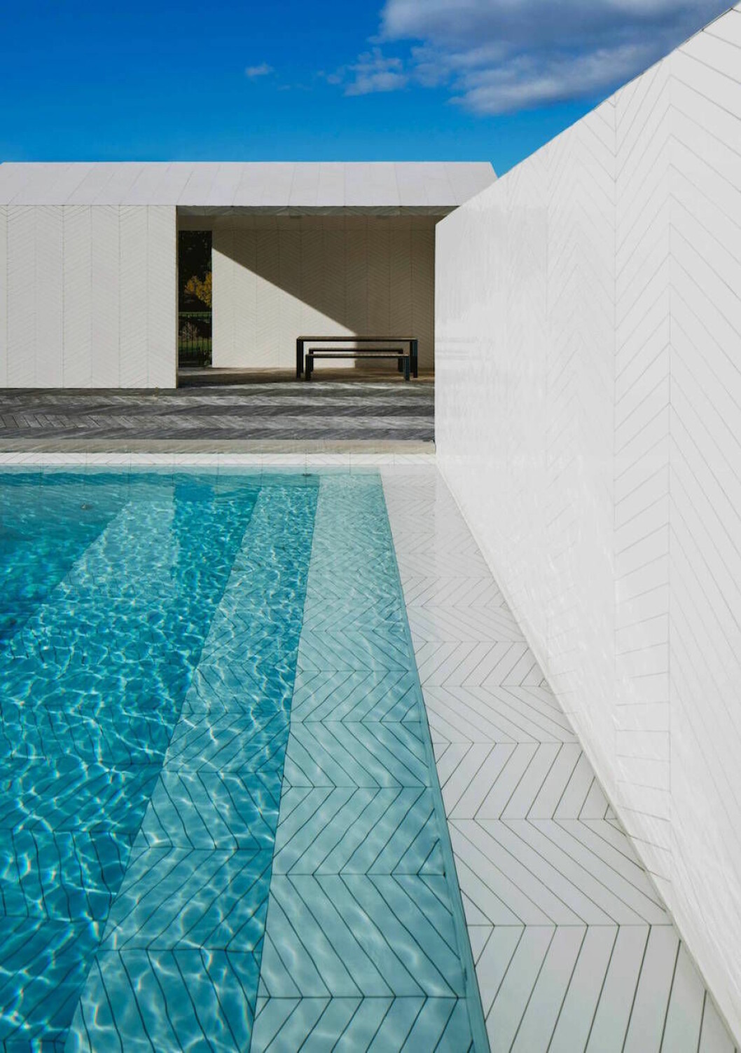 <em>Pool med franskt parkettkakel från Claesson Kuivisto Rune. </em> Bild på pool med franskt parkettkakel från Claesson Kuivisto Rune.