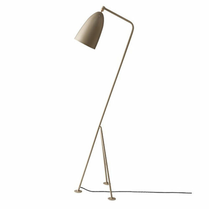 golvlampa gräshoppa från gubi