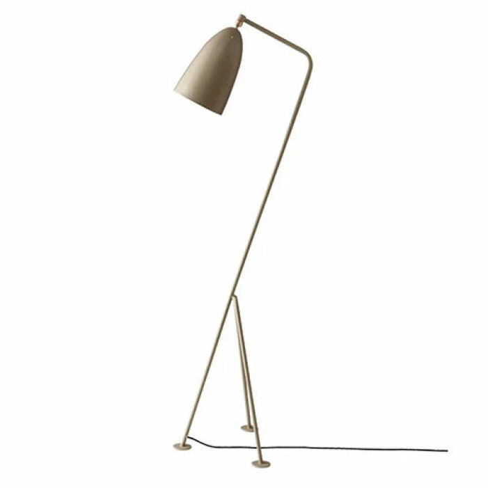 golvlampa gräshoppa från gubi
