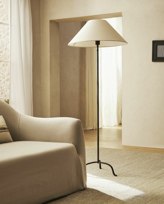 Golvlampa från Zara Home. Golvlampa från Zara Home.