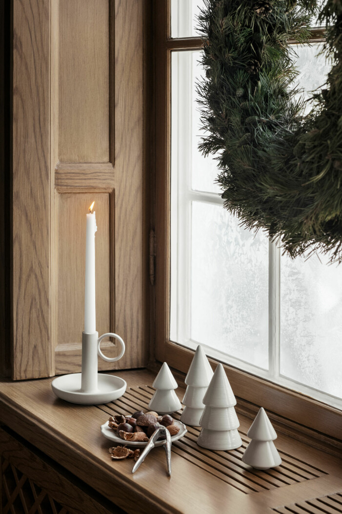 Låt naturens vintergrönska stå i fokus när du komponerar din julkrans. Foto: H&M Home. Gör din egen julkrans, växttips