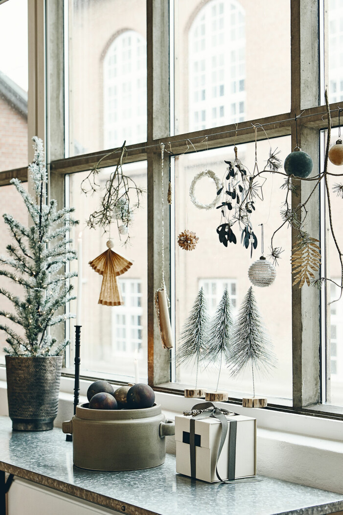 Det är även fint att komplettera takfasta blickfång med naturnära inslag i fönster och växtliga stilleben. Foto: House Doctor. Så inreder du med jul hemma