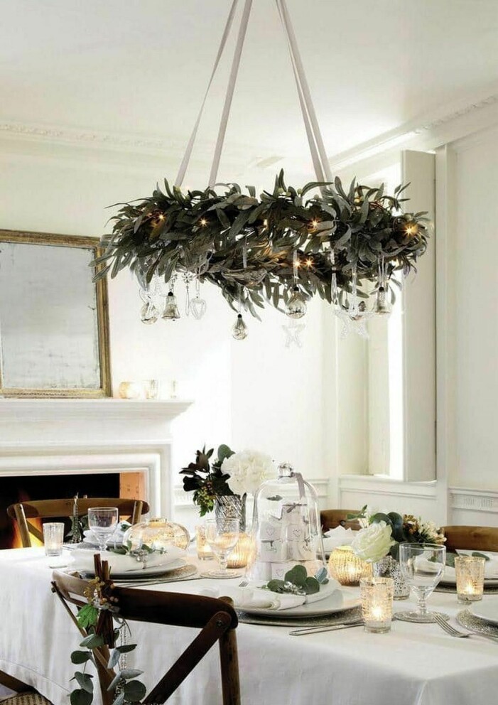 Inte sugen på levande ljus? Självklart blir det lika snyggt med el- och batteridrivna varianter. Foto: <a target="_blank" href="https://www.apartmenttherapy.com/beautiful-decorating-ideas-for-a-traditional-christmas-238852">Apartment therapy</a> via Pinterest. Så gör du en ljuskrona av växter, tips