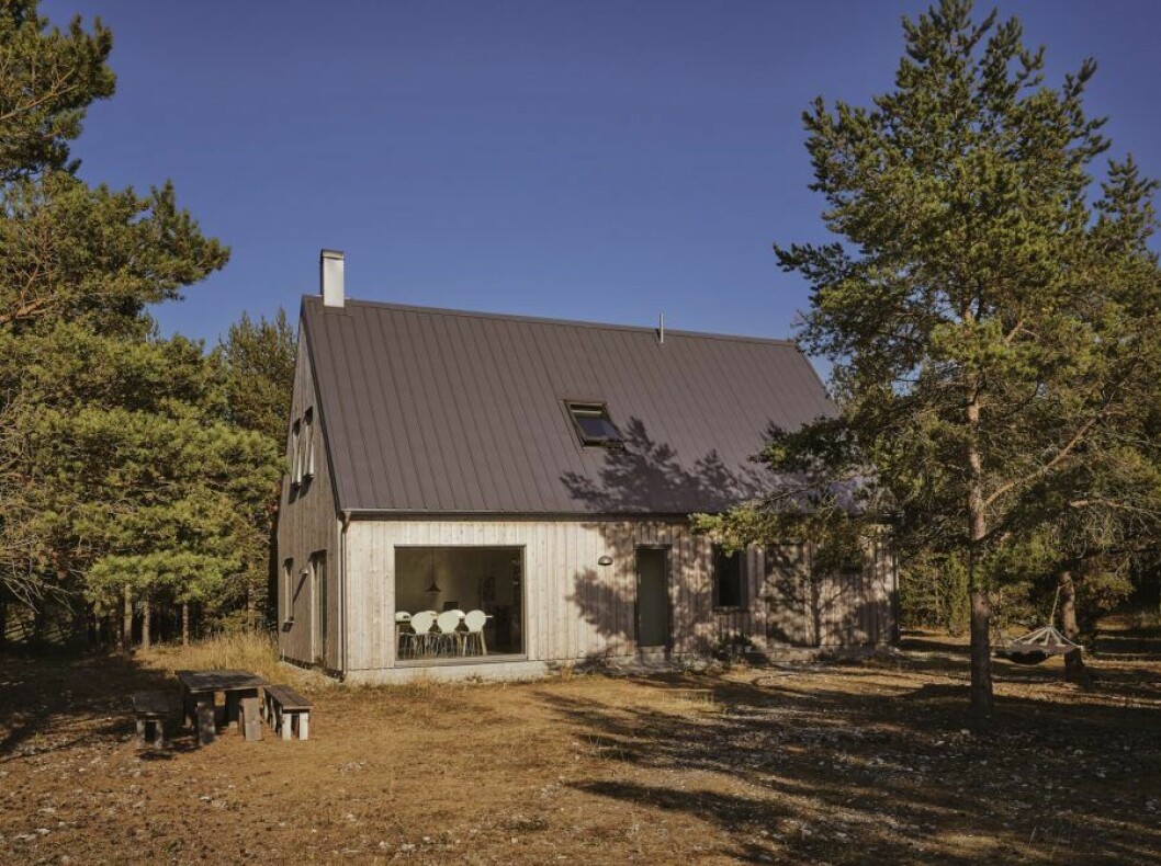 Husets arkitektur är inspirerad av både de vitkalkade stenhusen och de grå ladorna och fiskebodarna i trä. Formen är enkel, med endast en antydan till takfot.