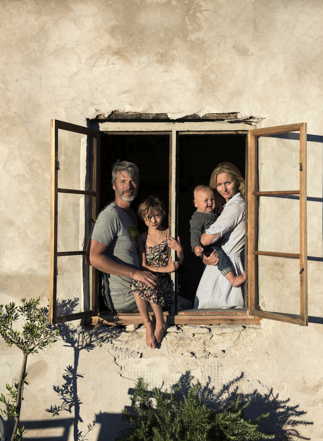 Johan Lindskog med dottern Melina, sonen Ziggy och Joanna Sundström tittar ut från den gamla stengården<br>som ligger mitt på Gotland. Johan Lindskog och Joanna Sundström hemma i sitt Gotlandshem.