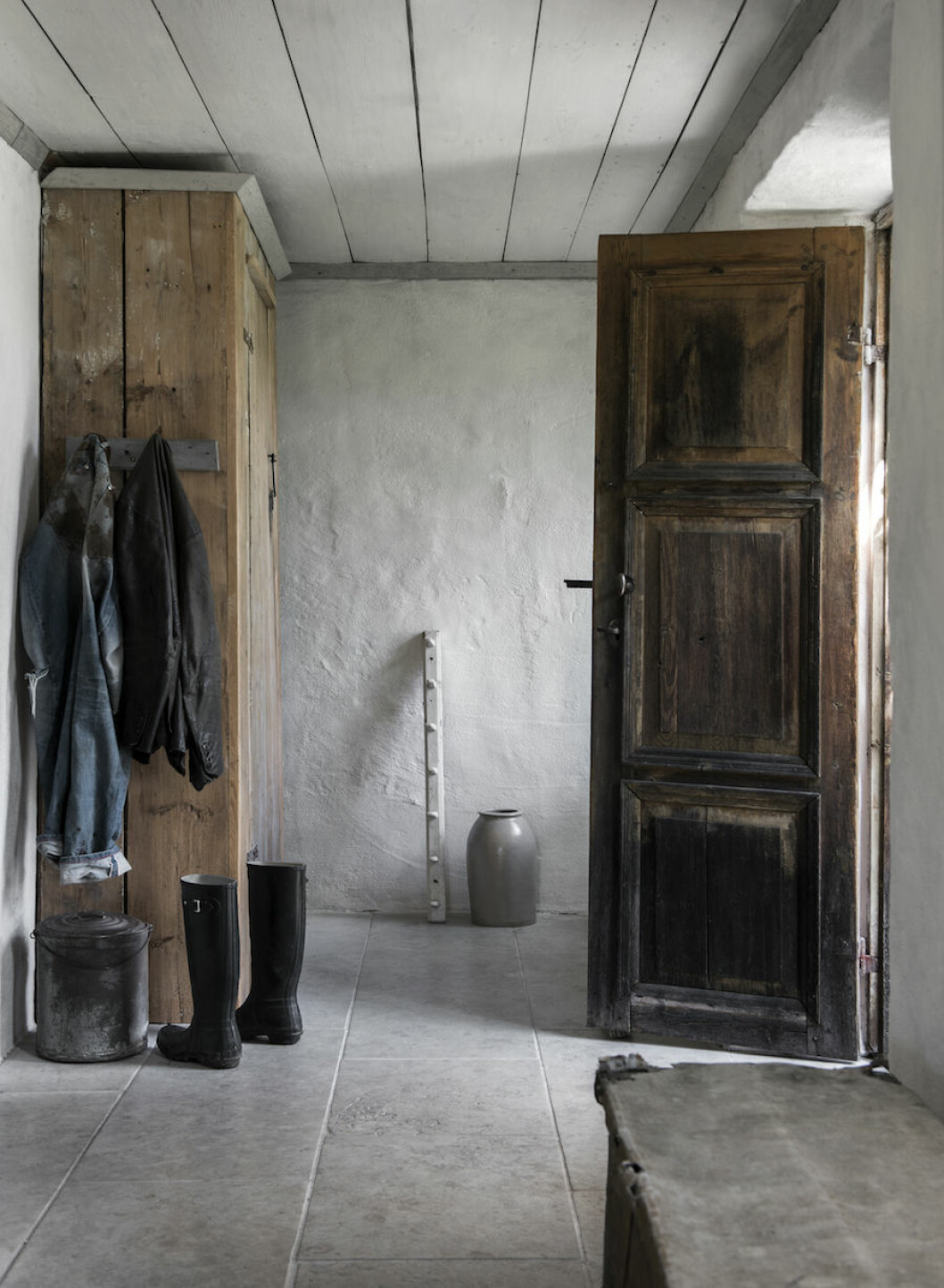 Skåpet i hallen är byggt av gammalt golv från huset. Det golv som tidigare låg i hallen. Nu ligger där gotländsk kalksten. Dörren är original från 1834. Hallen hemma hos paret Lindskog-Sundström på Väte, Gotland.