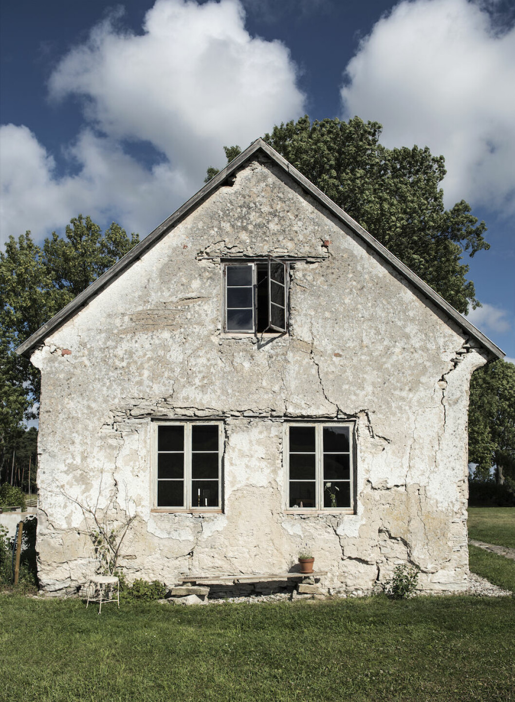 Den södra gaveln har inte renoverats på över hundra år. Härjad av väder och vind men håller i många år till. Väderbiten fasad på huset på Väte, Gotland.