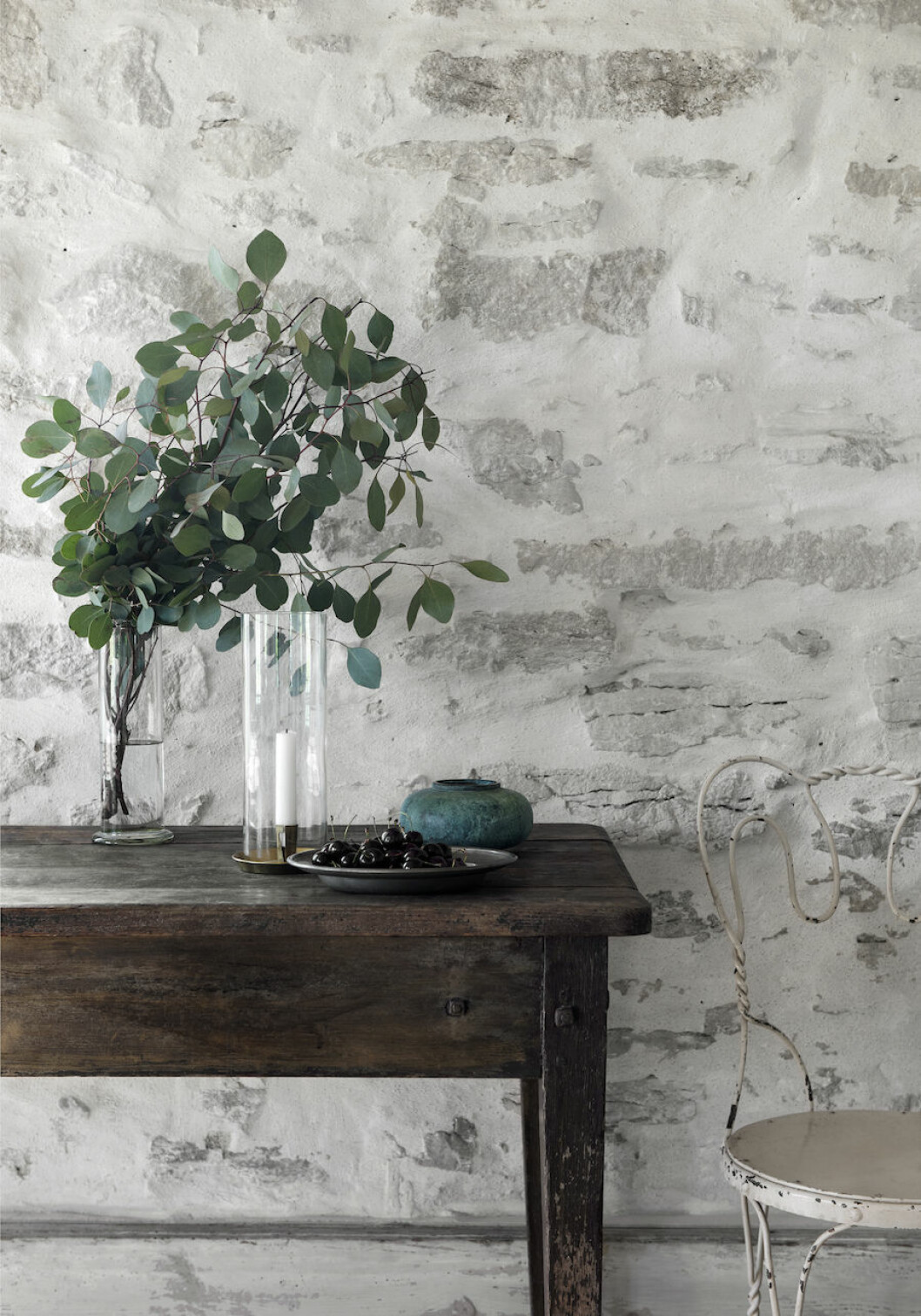 Fat, ljusstake, stol och vas från Garbo interiors. Grön keramik, Herr Judit Brandstationen. Keramik från Herr Judit och Fat, ljusstake, stol och vas från Garbo interiors hemma hos Joanna Sundström och Johan Lindskog.