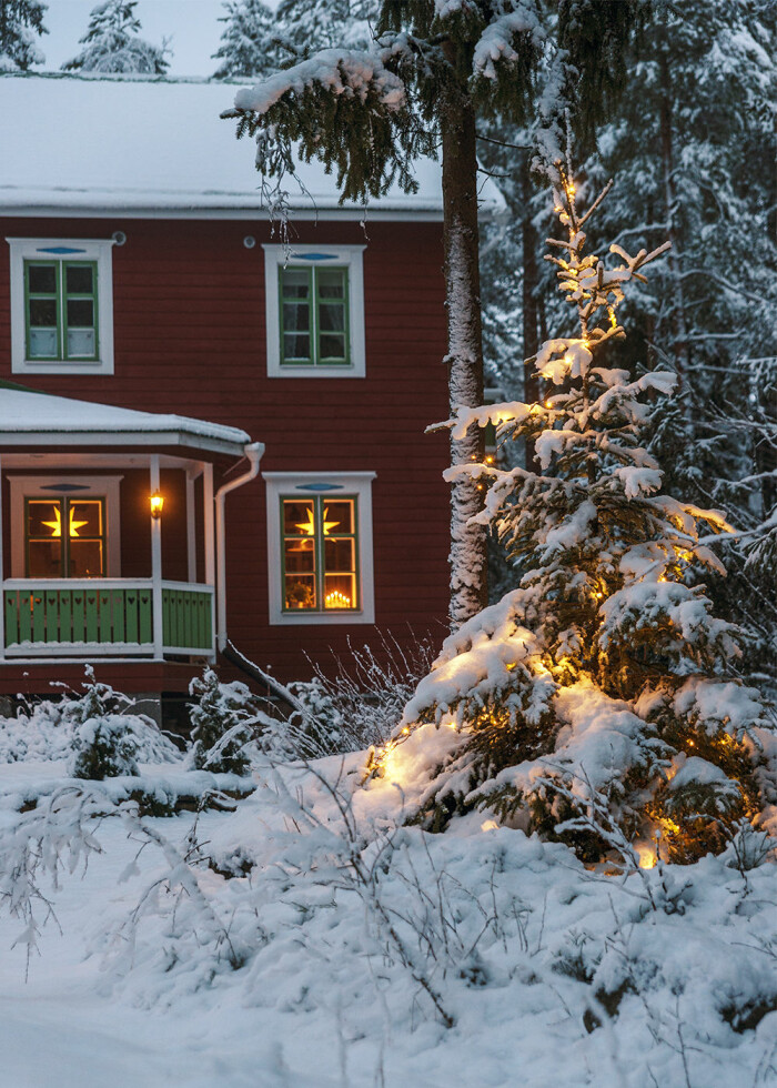 Det går att julpynta ute även om det kommer ett tjockt snötäcke. Foto: TT/Ingela Nyman/Scandinav juldekorationer i trädgård med mycket snö