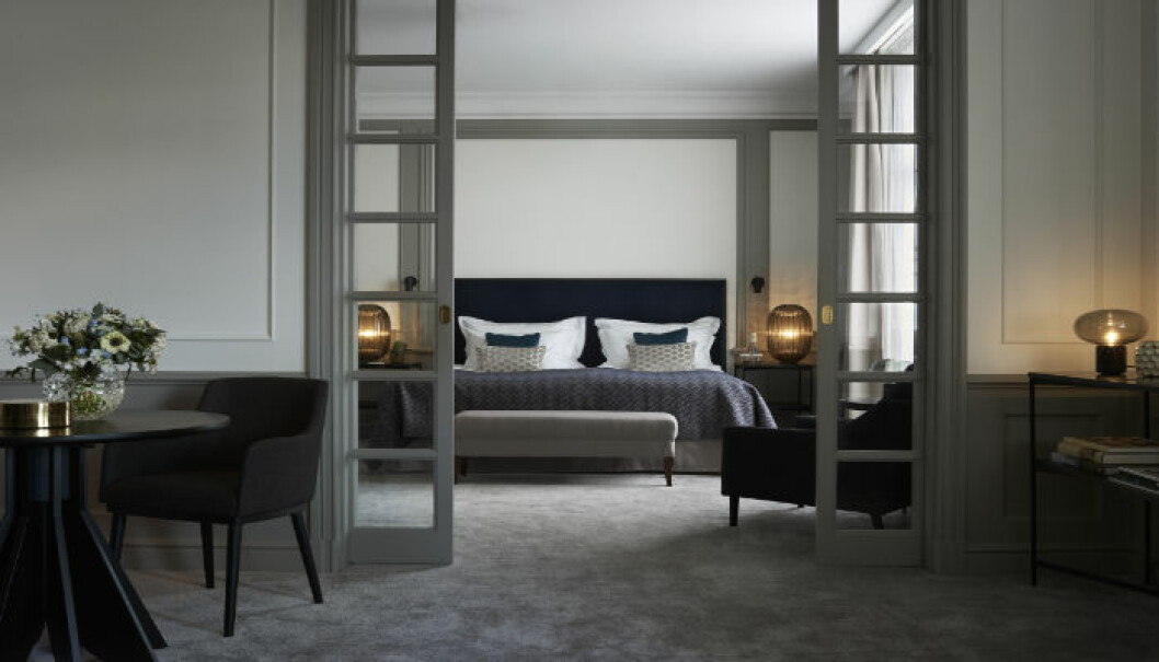 Näst på tur för renovering står Burmanska palatset. Här finns redan färdiga rum uppfräschade på våning fyra av arkitektbyrån DAP. Grand Hotel lyxsvit 6