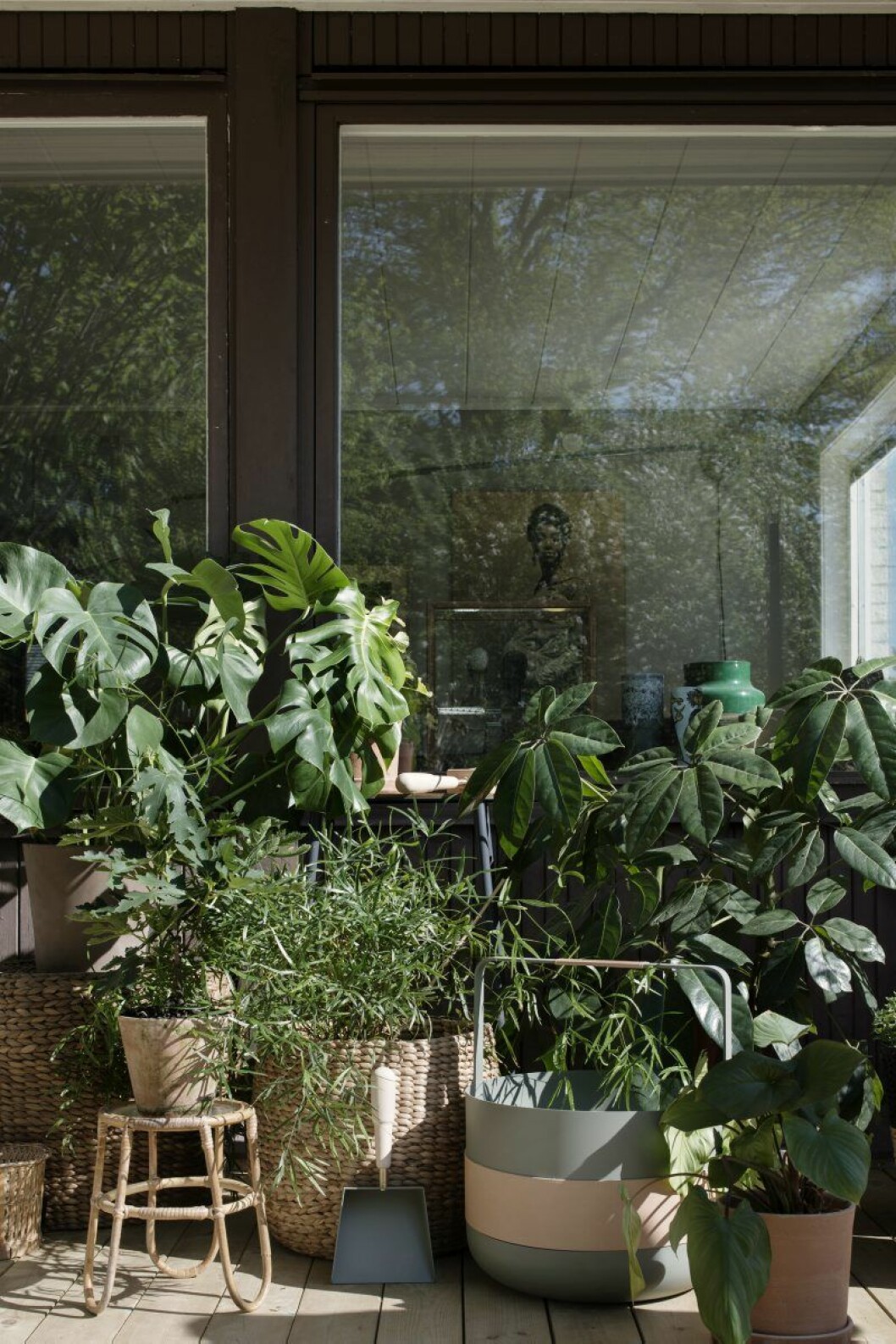 Paret sökte efter ett hus med en lite mindre trädgård för att få mer tid över. Just nu bygger de klart den stora altanen som är fylld av gröna växter. Eldkorg av Emma Olbers för Eldvarm. grandpa-residence2