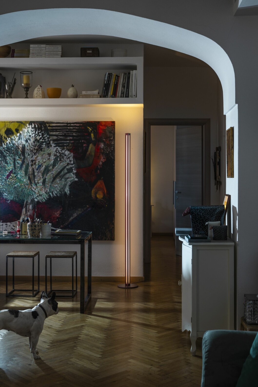 Varma ljuspunkter bidrar till en mysig helhet i vardagsrummet. Golvlampa från Foscarini med varmt ljus