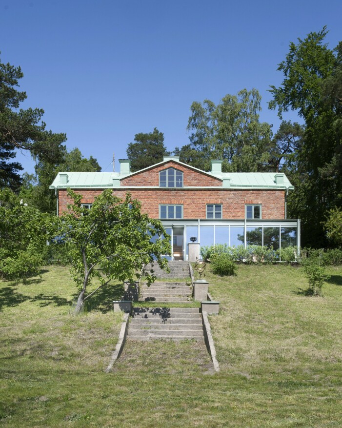 Huset ligger vackert på sydsidan av Östra Granholmen utanför Lidingö. Tegelhus med grönska.