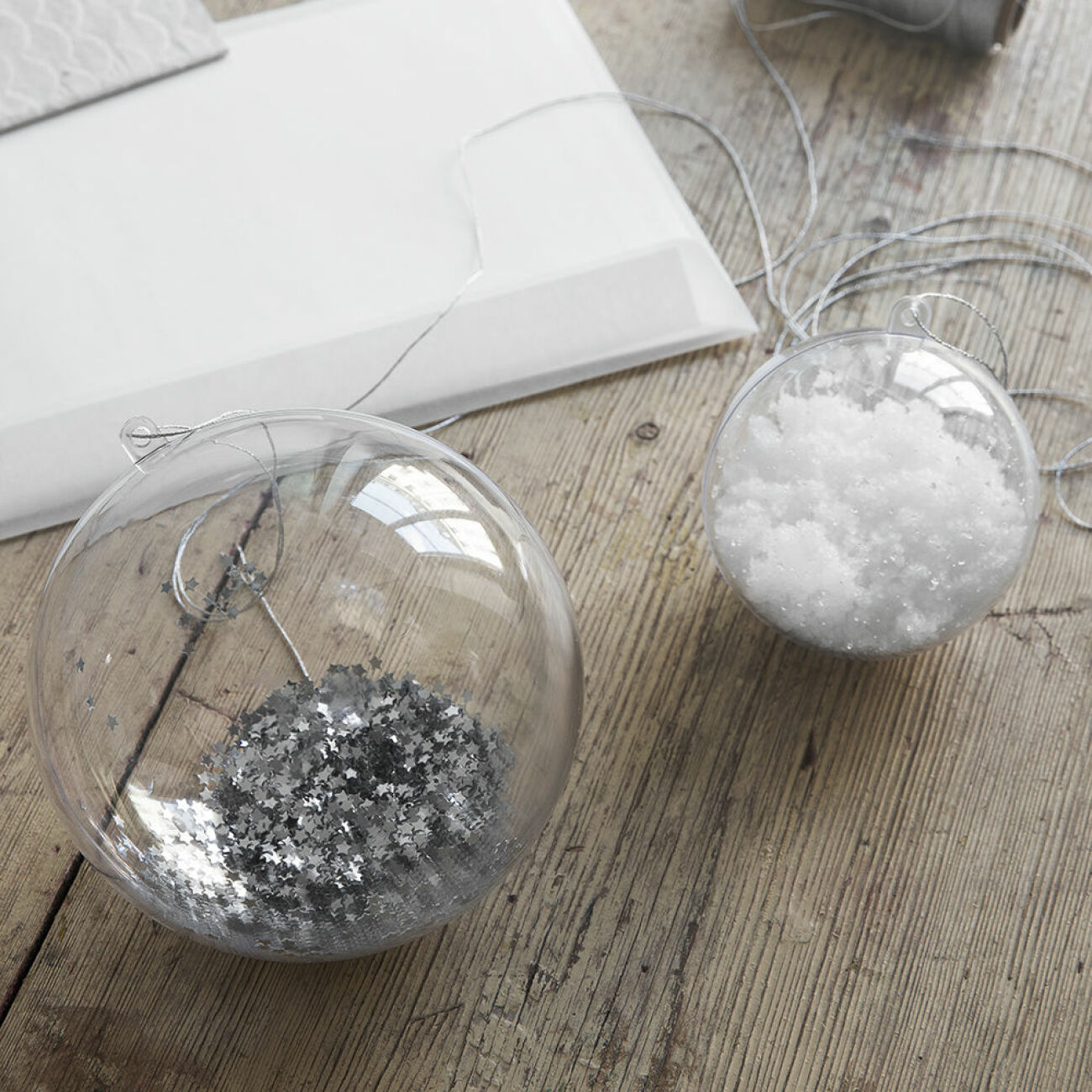 Julgranskulor i glas med glitter i från Granit