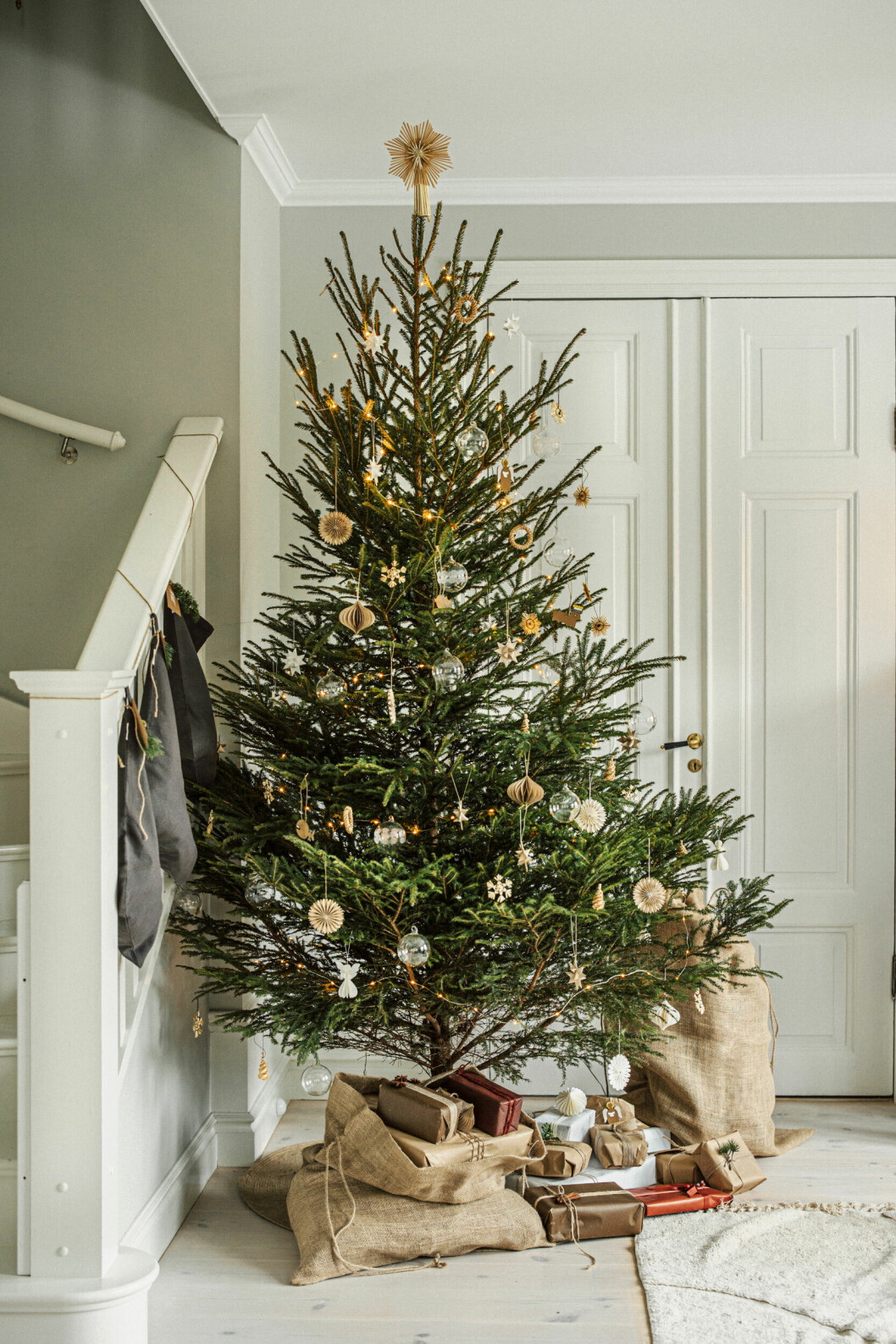 Julgranens dekorationer kan gå i naturnära färger och material. Julgran med naturnära färger och julpynt