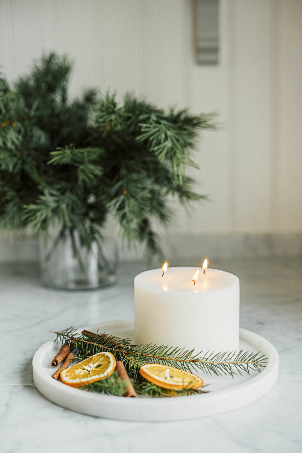 Julljus och -dofter kan vara det bästa med hela högtiden! ljus på fat med juldekorationer från naturen