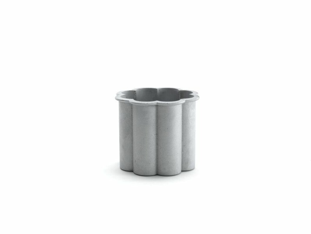 »Gråsippa eller Pokalerna i aluminium av SMP, de är oslagbara i sin funktion och de står väl för sig själva. De har en tydlig form, men kan ändå<br>lyfta fram det som planteras och växer i dem.« Gråsippa Nr 1, 5 190:-, Byarums bruk. »Gråsippa eller Pokalerna i aluminium av SMP, de är oslagbara i sin funktion och de står väl för sig själva. De har en tydlig form, men kan ändå lyfta fram det som planteras och växer i dem.« Gråsippa Nr 1, 5 190:-, Byarums bruk.