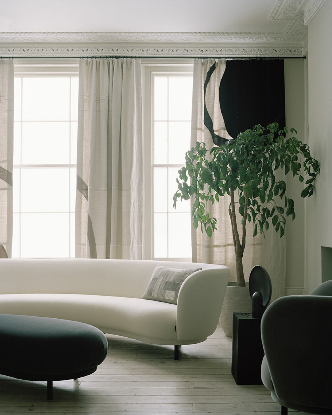 grey house avlång soffa växt