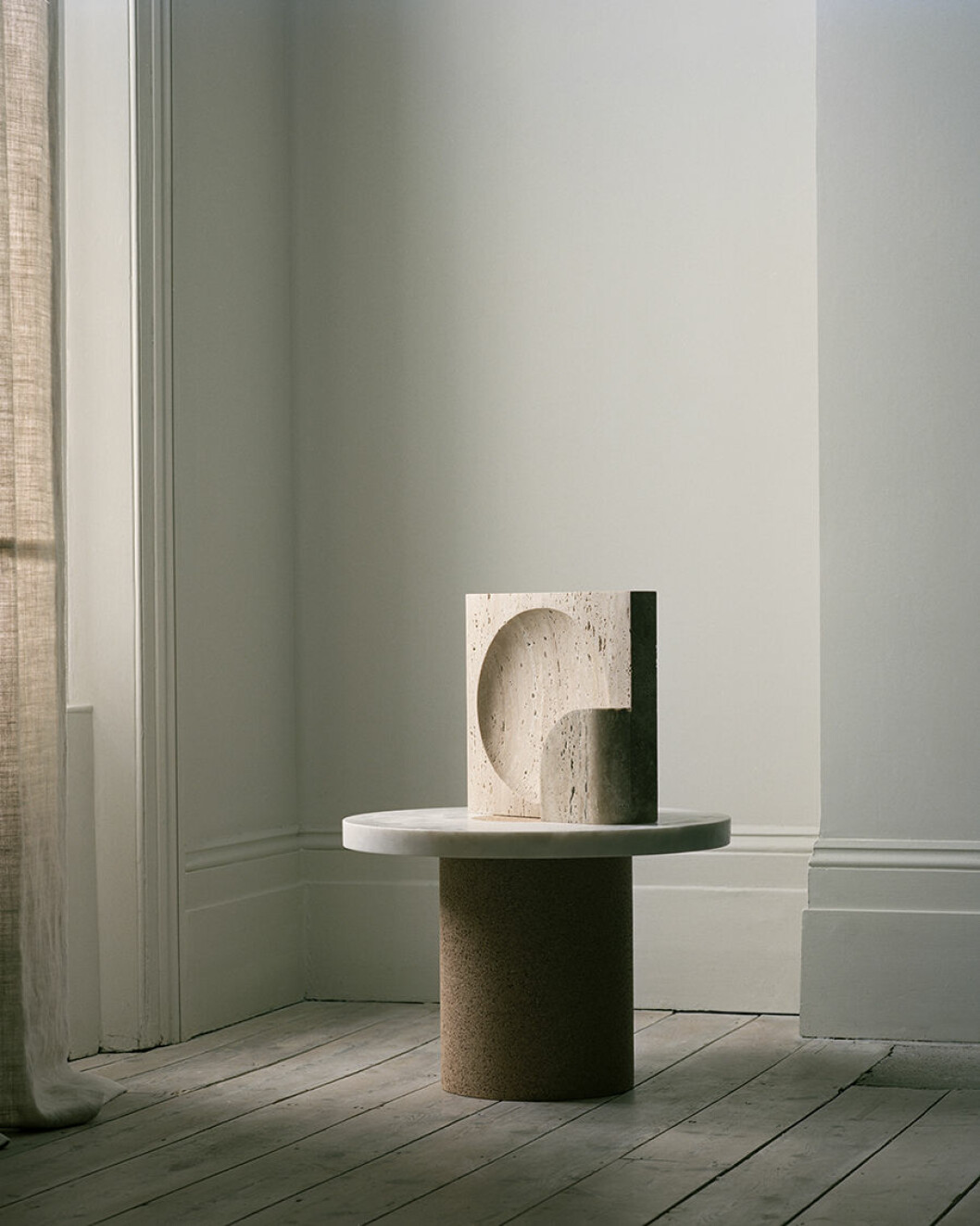 grey house design runt bord