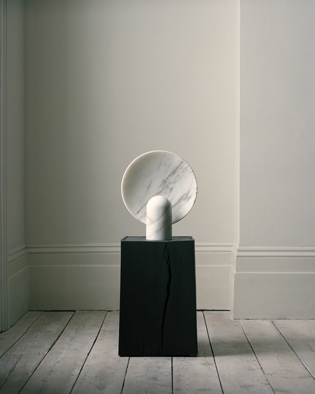 grey house staty i marmor
