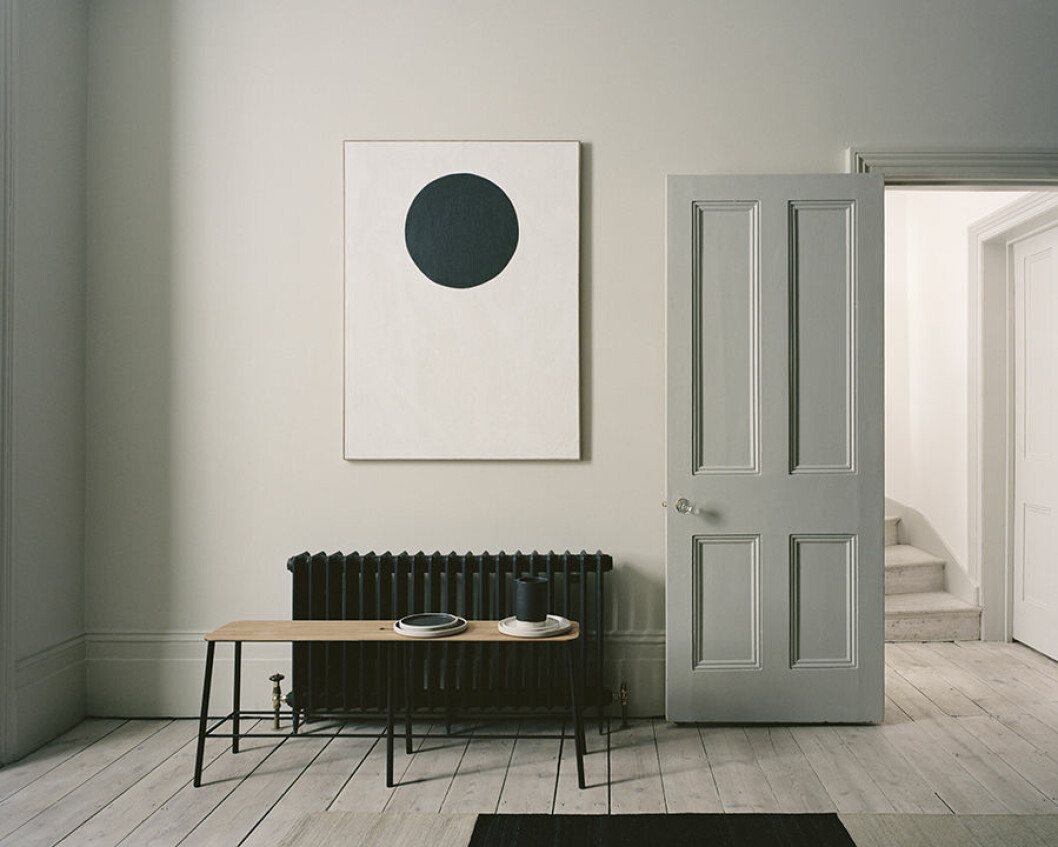 grey house soffa framför tavla
