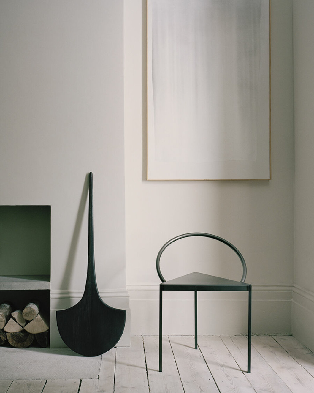 grey house stol och tavla