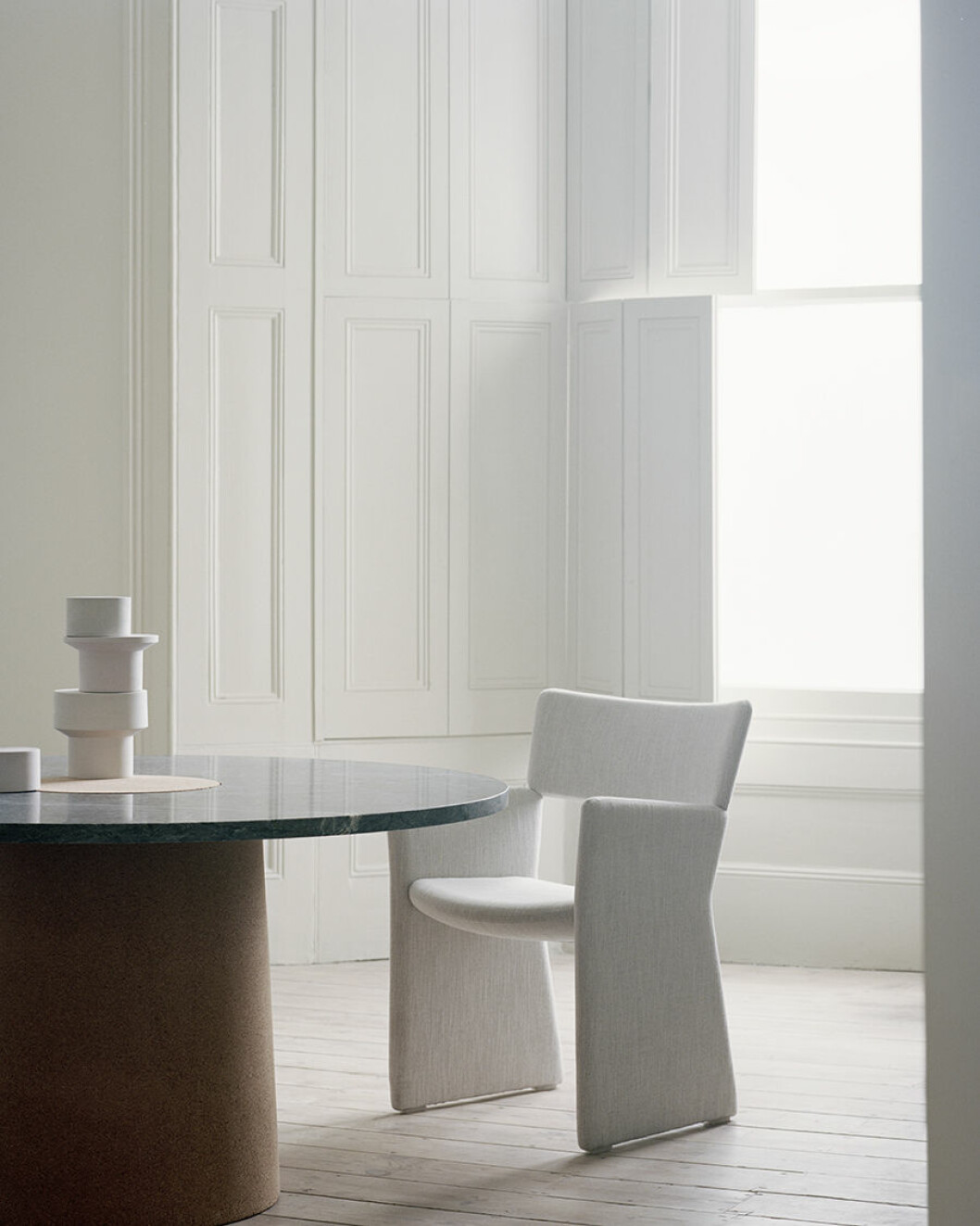 grey house stol med ljus